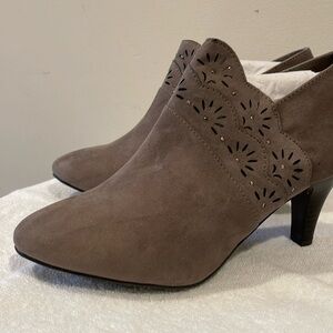 Brand new Karen Scott booties, size 8